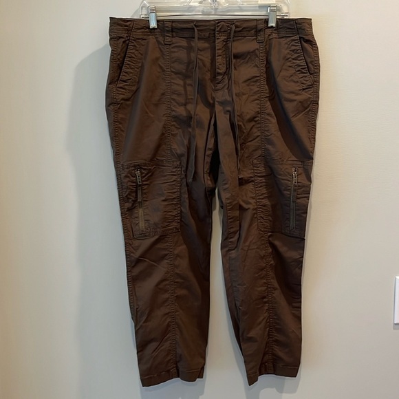 Loft - women’s Capri length cargo pants.  Size 14 - Picture 1 of 10